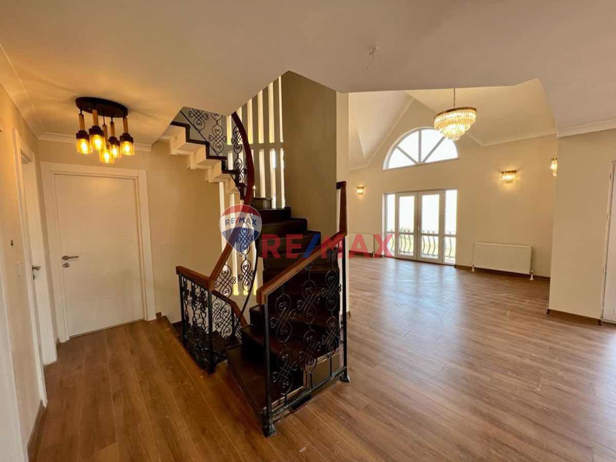 ÇEVREGÖL PARLEMENT SİTESİ 2'DE LÜKS YAPILI SIFIR VİLLA