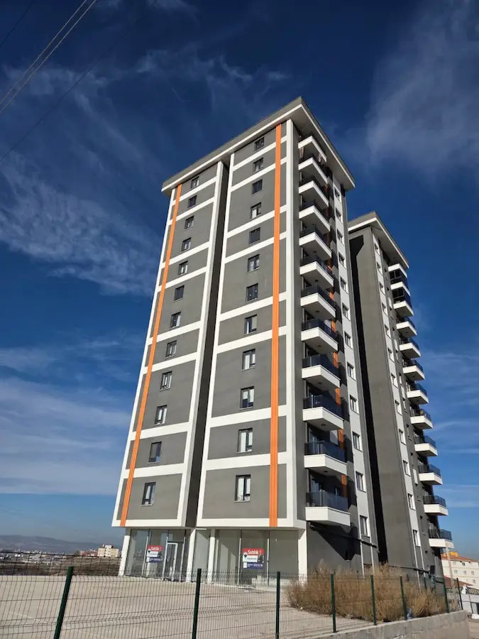 SİNCAN BULVAR Z SİTESİNDE ARAKAT GÜNEYBATI CEPHELİ BOŞ 1+1 DAİRE