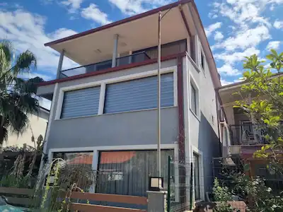 URLA ÇAMLIÇAY’DA DENİZE 70 METRE MESAFEDE TAMAMEN YENİLENMİŞ MÜSTAKİL VİLLA