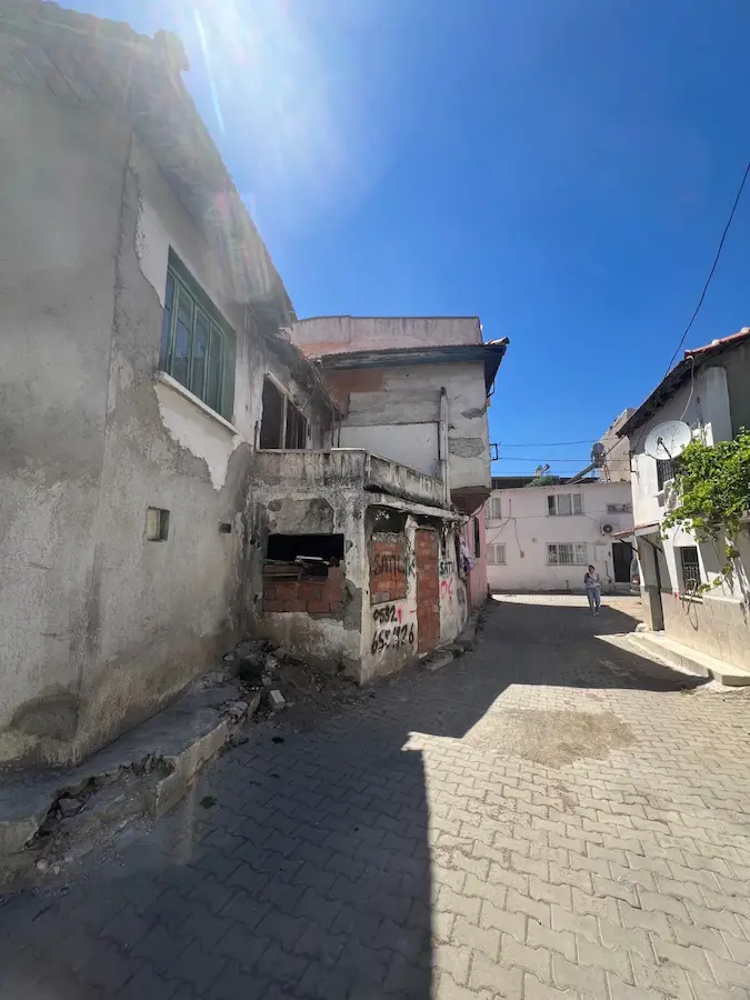 EDREMİT TURHANBEY'DE SATILIK AVLULU KERPİÇ EV ARSASI ( YATIRIMLIK FIRSAT )