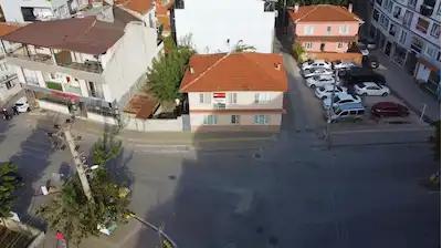 REMAX BEYAZ FETHİYE MAH. 2 KATLI MÜSTAKİL EV VE 293 M2 TİCARİ+KONUT İMARLI KÖŞE ARSA