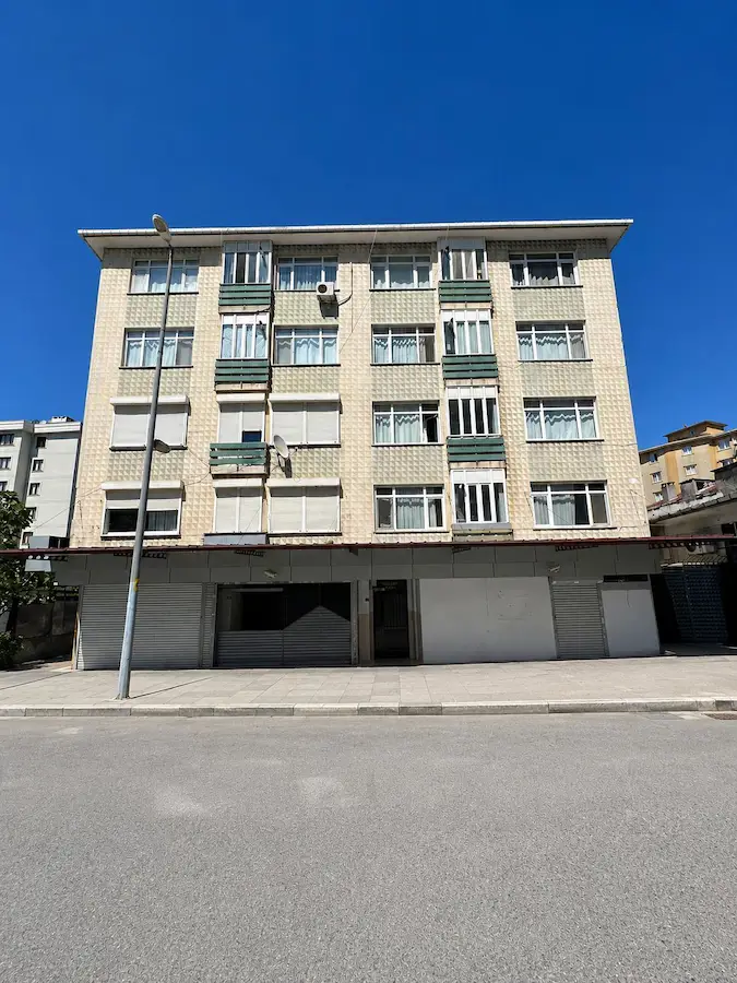 K. BAKKALKÖY TEVFIK FIKRET CADDESI'NDE | METROYA 100 M | NET 90 M² | ARA KAT 3+1