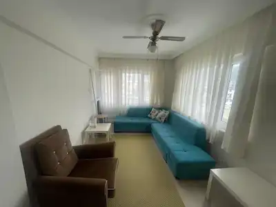 ÇINARCIK KOCADERE’DE GÜNEY-BATI CEPHELİ, EŞYALI 2+1 BALKONLU