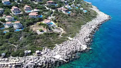 KAŞ ANDİFLİ’DE EŞYALI 4+1 DENIZE SIFIR KENDINDEN PLAJLI BENZERSIZ KIRALIK VILLA