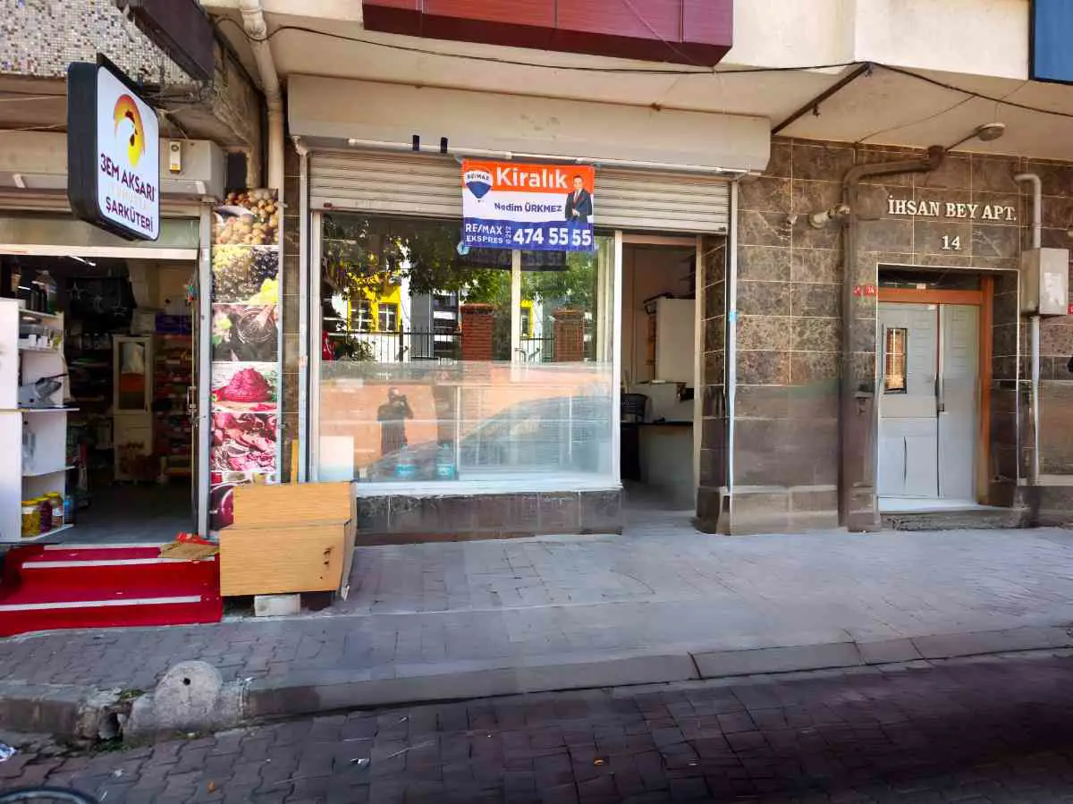 OKUL KARŞISINDA 90 M2 İSKANLI DEPOLU KİRALIK DÜKKAN