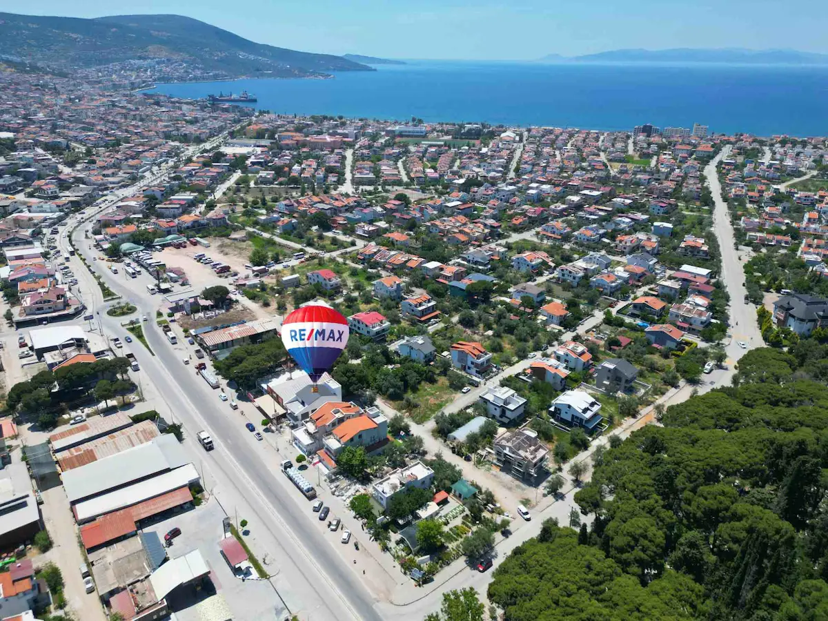 DİKİLİ İSMETPAŞA'DA ASANSÖRLÜ YOLA ÇİFT CEPHE BAHÇELİ 300M2 3 KATLI DÜKKAN