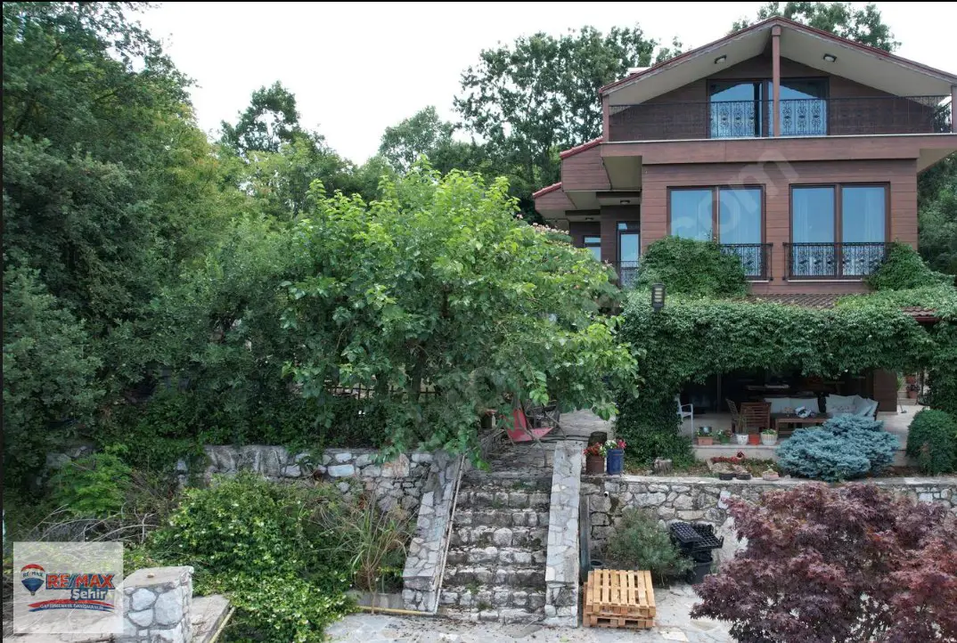 REMAX ŞEHİR OFİSİNDEN EŞSİZ MANZARALI LÜKS VİLLA