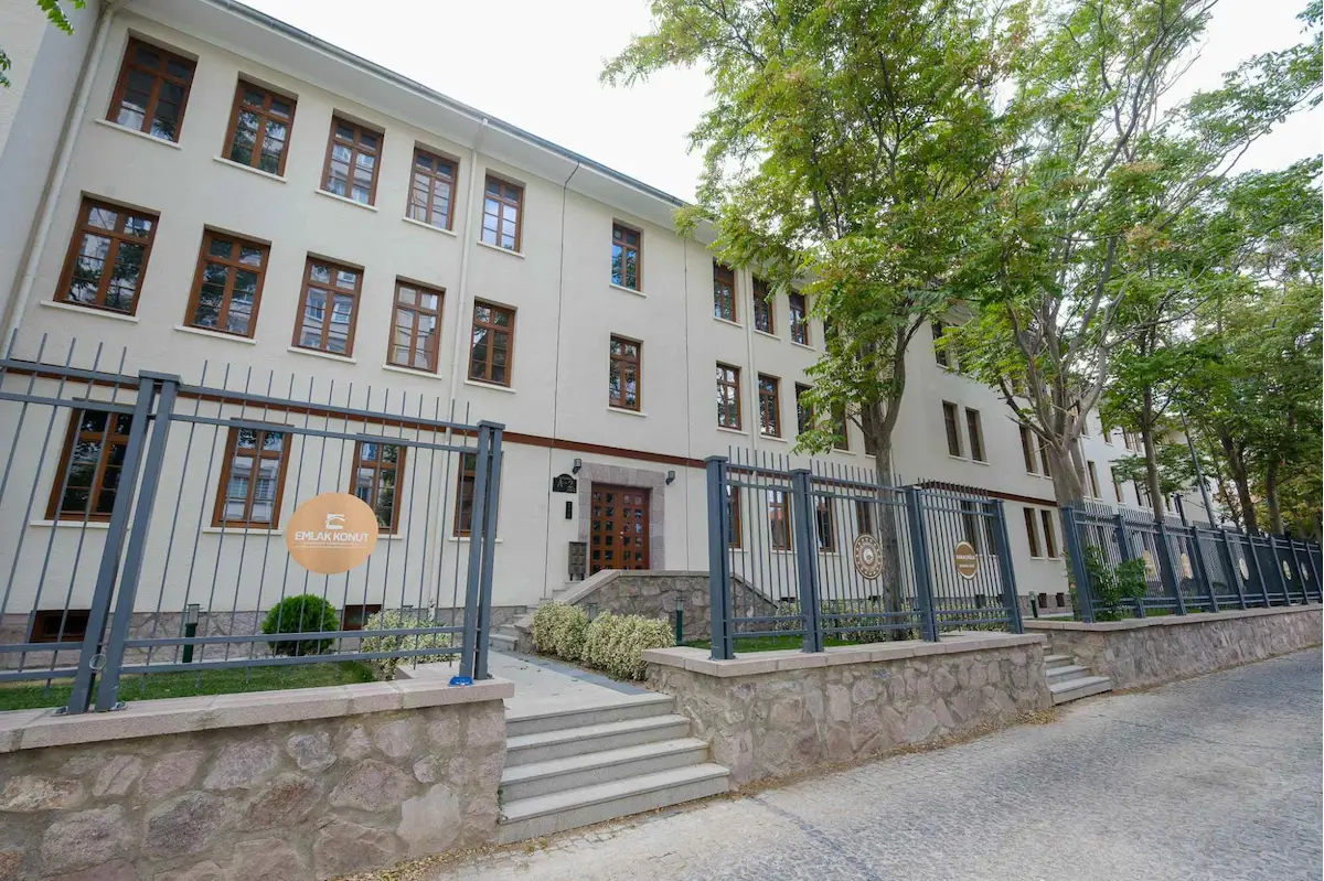 KIZILAY TARİHİ SARAÇOĞLU MAH. KONUT VE OFİS KULLANIMINA UYGUN 3+1 E.BAN. DAİRE