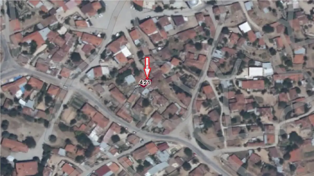 ÇİVRİL KARABEDİRLER'DE SATILIK 85 M² AVLULU KERPİÇ EV