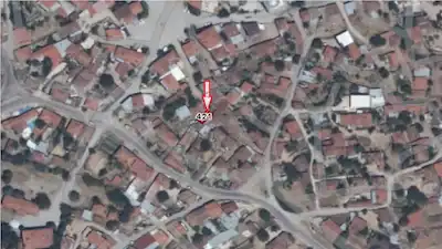 ÇİVRİL KARABEDİRLER'DE SATILIK 85 M² AVLULU KERPİÇ EV