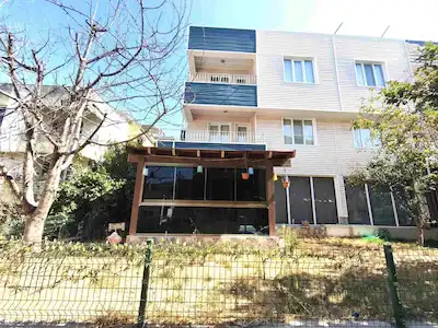 RE/MAX İNCİ'DEN KUVA-İ MİLLİYE ÇAKMAK CADDESİNDE  SATILIK BAHÇELİ MÜSTAKİL VİLLA 