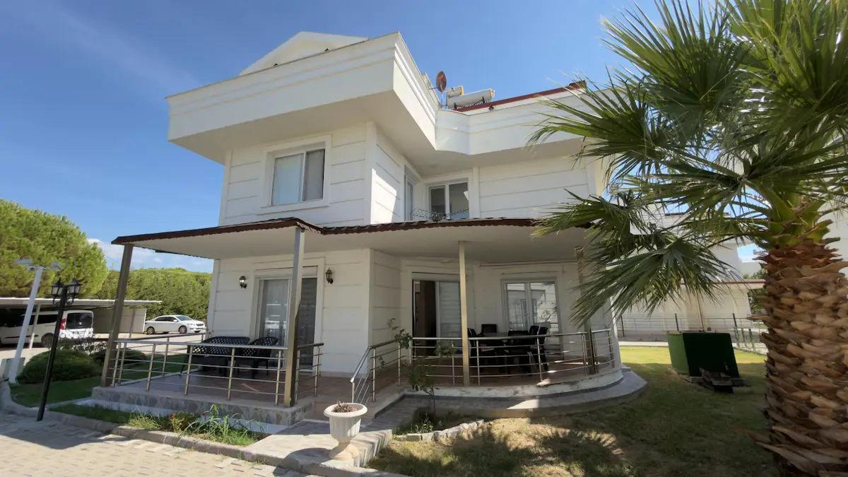 REMAX WE - DİKİLİ GÜLKENT PALMİYE SİTESİ SATILIK EŞYALI VİLLA