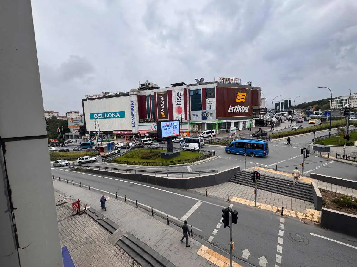 ÜMRANİYE DUDULLU MERKEZDE METROYA YAKIN 45M2 KİRALIK OFİS KATI