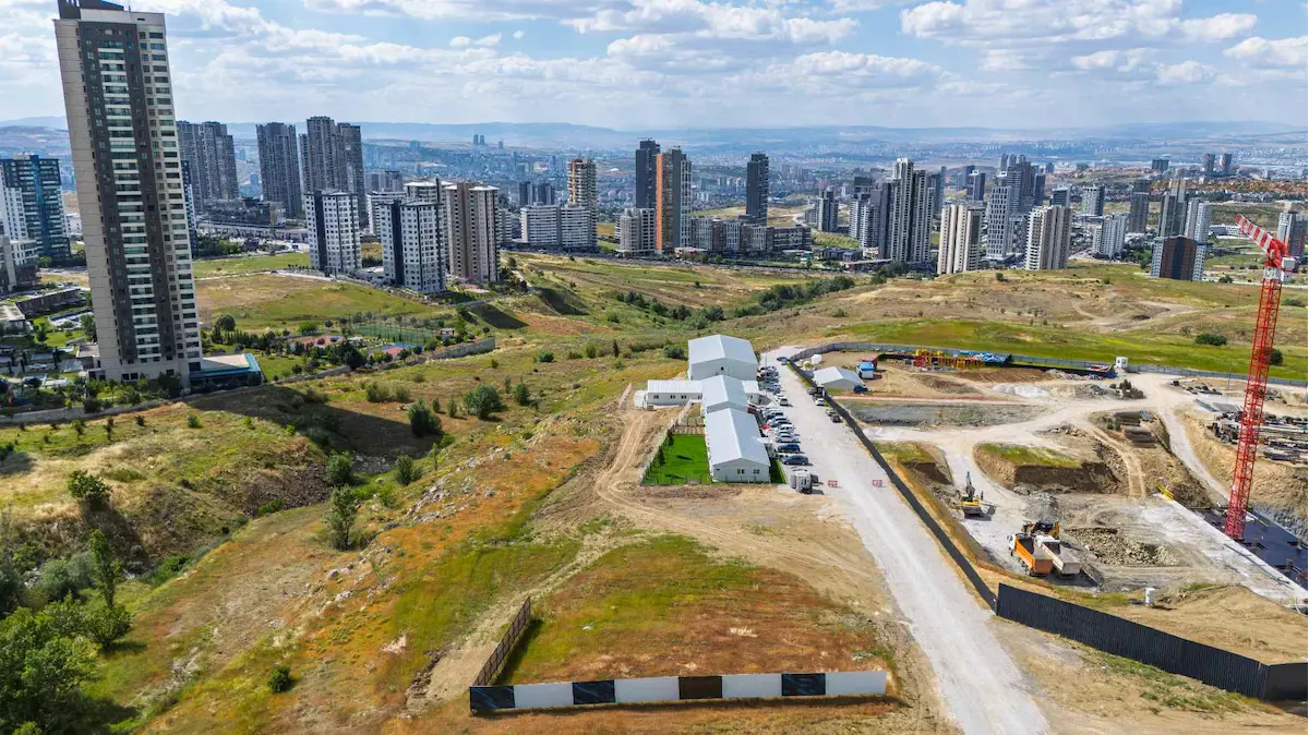 BEYTEPE'DE ANA YOLA CEPHE 2.064 METREKARE SATILIK TİCARİ ARSA