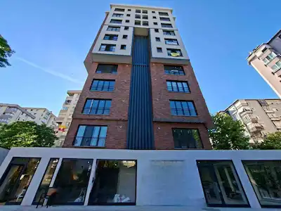KADIKÖY MERDİVENKÖY DE CADDE ÜZERİNDE 2+1 SIFIR SATILIK DAİRE