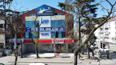 KOŞUYOLU CADDESİ'NDE 212 M² ÜZERİNDE SATILIK 5 KATLI BİNA