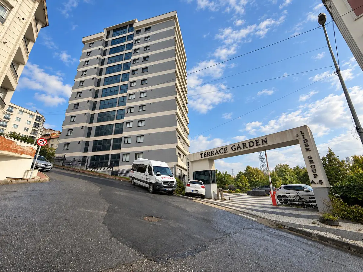 METROBÜSE YAKIN DOĞA MANZARALI EŞYALI KIRALIK 1+1 DAIRE