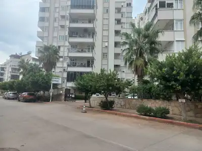 KONYAALTI’NDA SİTE İÇİNDE 3+1 EŞYALI KİRALIK DAİRE | 135 M² NET, 3 BANYO, 4 CEPHE