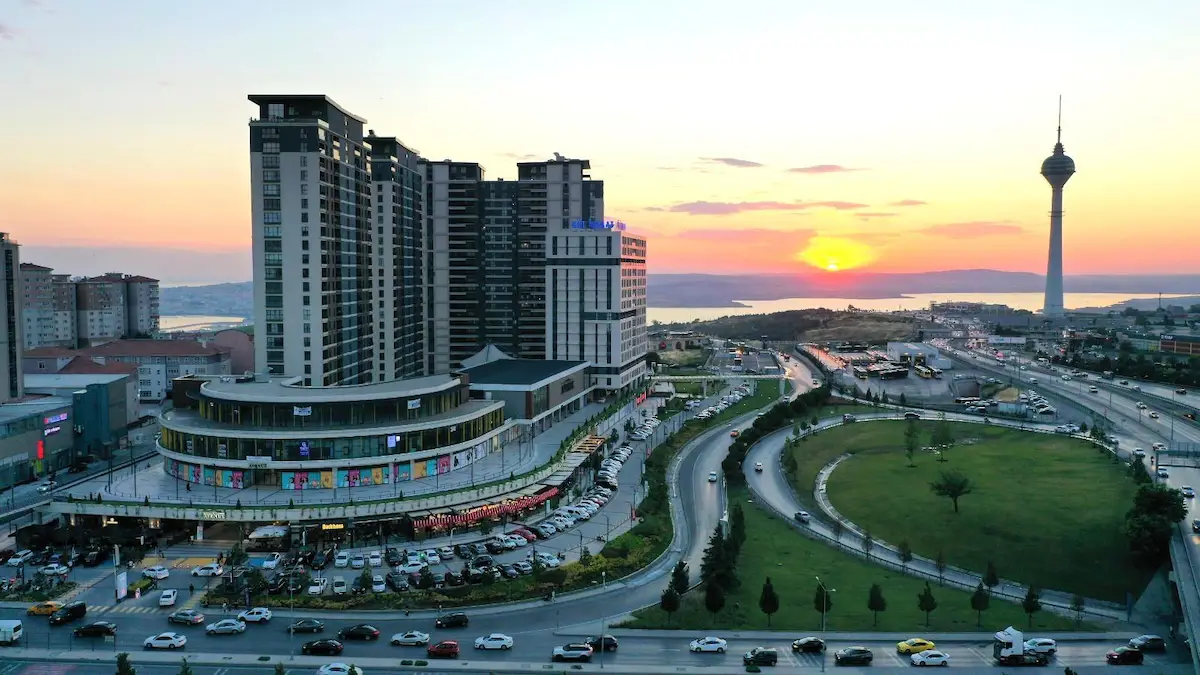 FIRST AVENUE DE ŞEHİR VE DENİZ MANZARALI 2+1 KİRALIK DAİRE