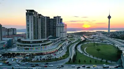FIRST AVENUE DE ŞEHİR VE DENİZ MANZARALI 2+1 KİRALIK DAİRE