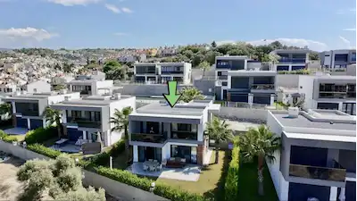 KUŞADASI ALP VİLLALARINDA DENİZ MANZARALI EŞYALI KİRALIK MÜSTAKİL VİLLA
