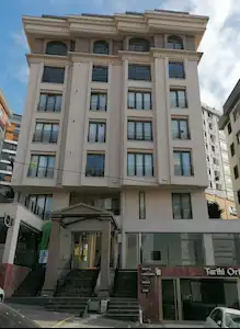 YAKACIK ÇARŞI MAHALLESİNDE 3+1 BAKIMLI DAİRE