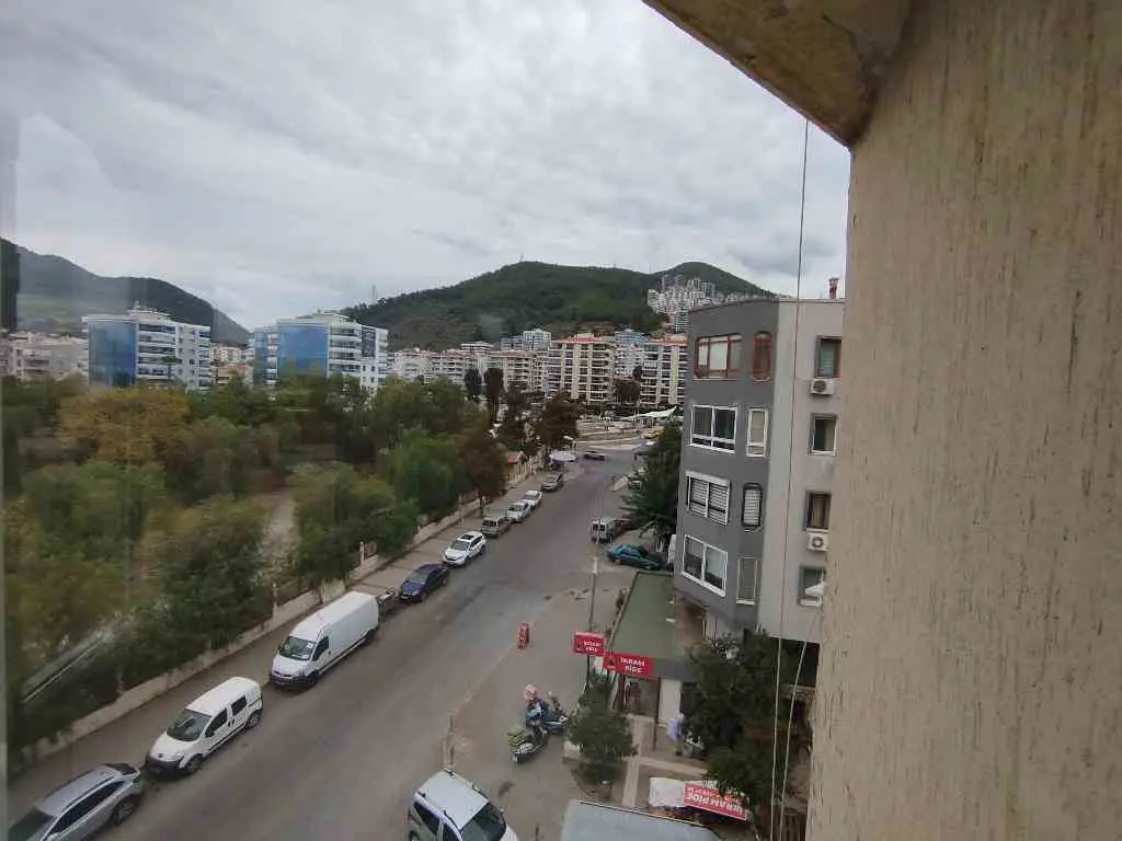 İZMİR NARLIDERE’DE EŞYALI 4+1 | 200 M² NET | JEOTERMAL ISITMALI | TERAS KAT METROYA 30M
