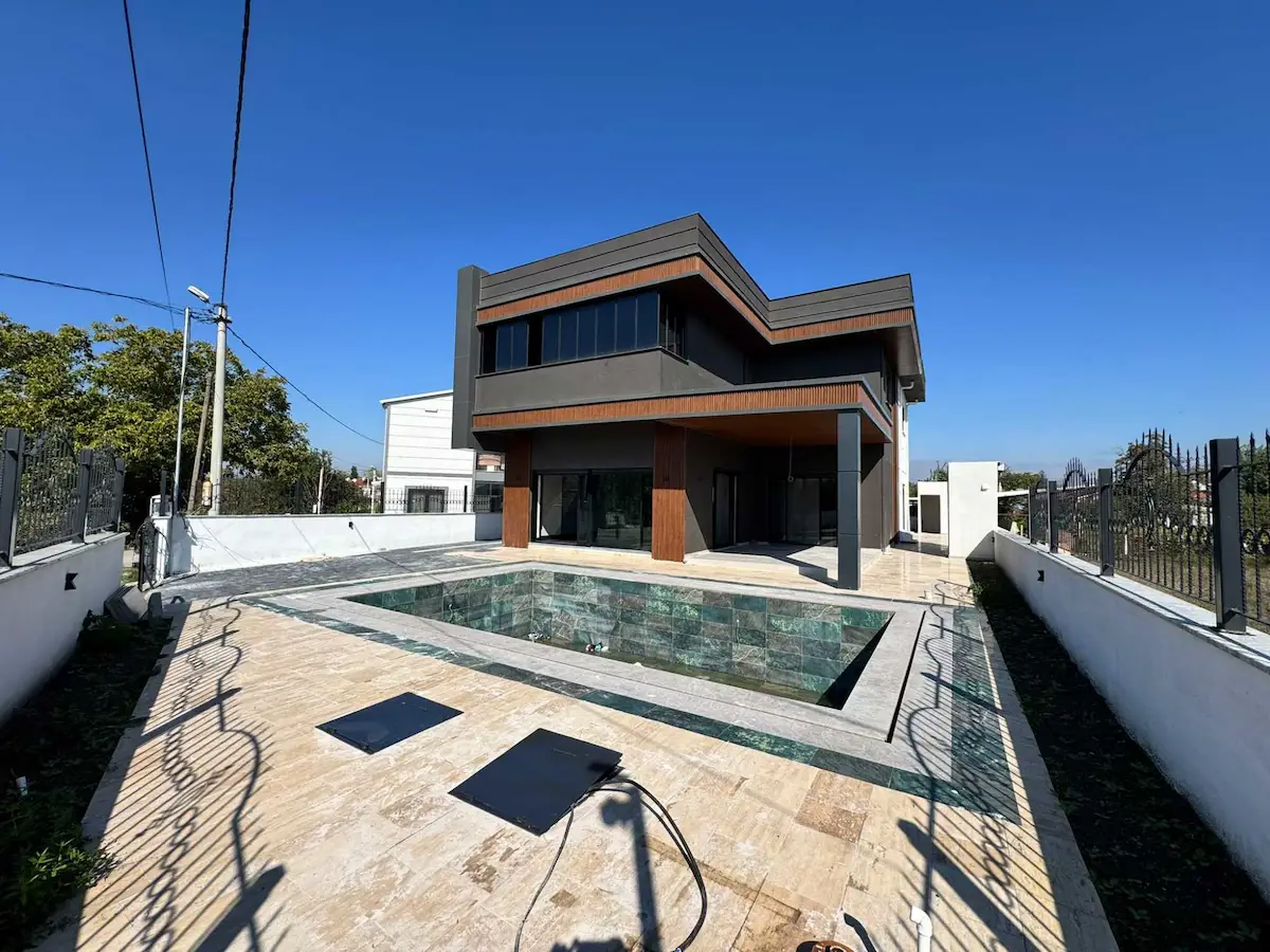 REMAX MİD PAŞAKÖY MAH. 7+1 SATILIK HAVUZLU VİLLA