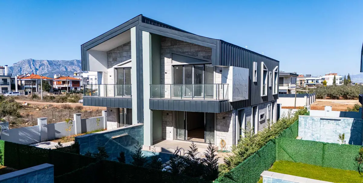 YEŞILBAYIRDA SITE IÇI 4+1 VILLA