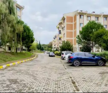 ADAPAZARI’NDA SİTE İÇİNDE, EN ÜST KAT 2+1 KİRALIK DAİRE | BALKONLU, KOMBİLİ, BOŞ