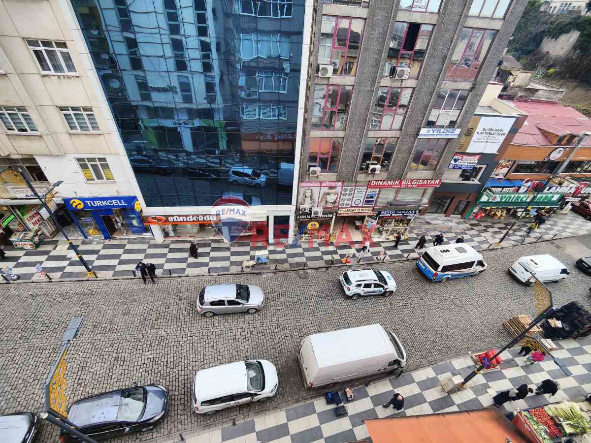 MEYDAN YAKIN ANA CADDE ÜZERİ KİRA GETİRİSİ YÜKSEK 2+1 DAİRE/OFİS