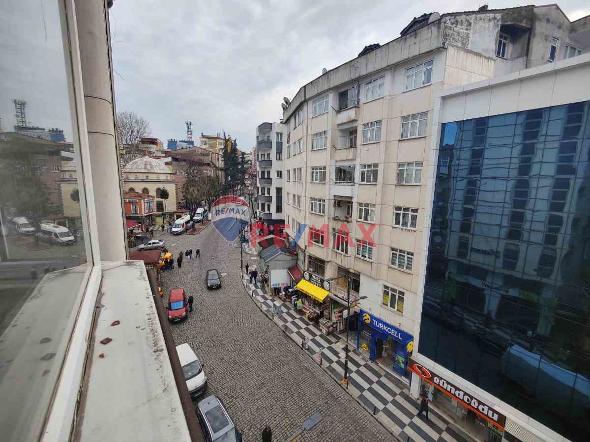 MEYDAN YAKIN ANA CADDE ÜZERİ KİRA GETİRİSİ YÜKSEK 2+1 DAİRE/OFİS