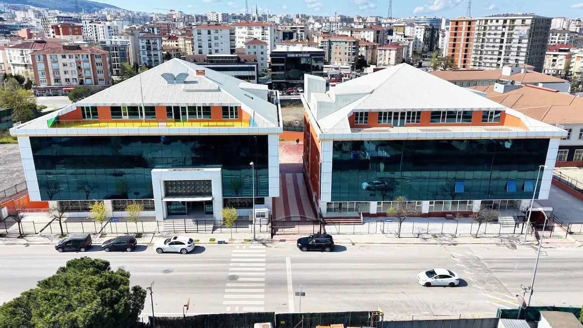 KURTKÖY’DE AZ BULUNAN KIRALIK PLAZA KOMPLEKSI OTEL, OFIS, OKUL, KLINIK, YURT’A UYGUN!