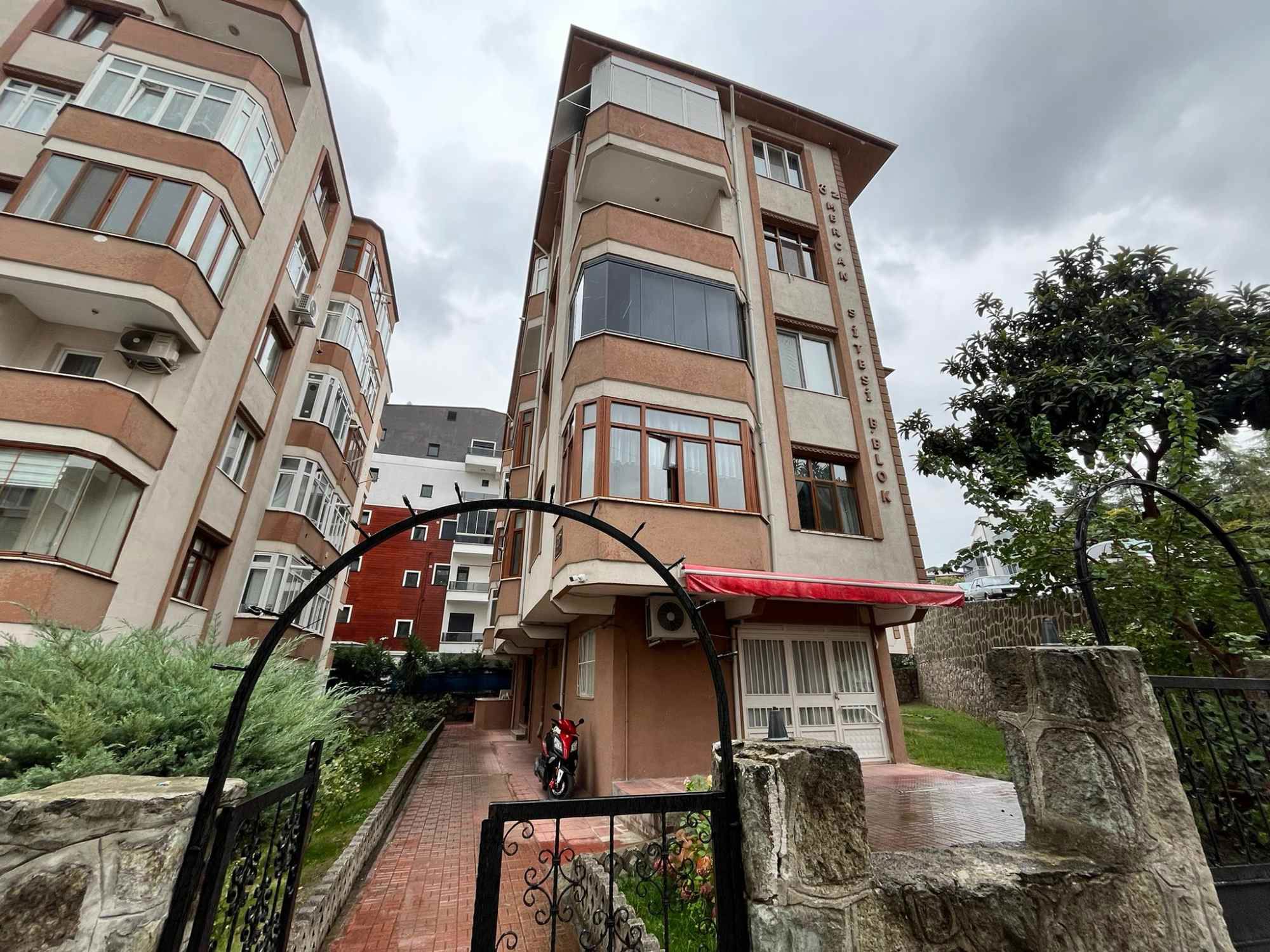 RE/MAX ÇAKRA' DAN ATATÜRK MAHALLESI ÖZMERCAN SITESINDE KIRALIK