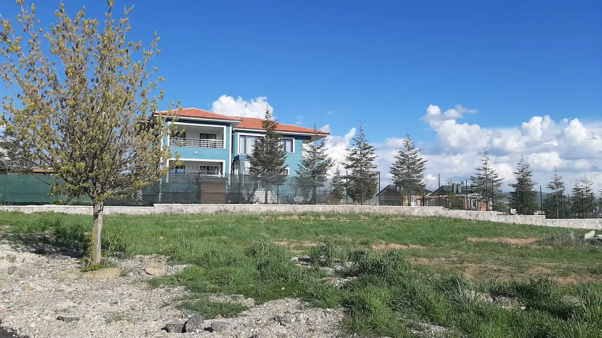 GÖLBAŞI BAHÇELIEVLER'DE 1709M² İMARLI TEK TAPU KÖŞE PARSEL ARSA