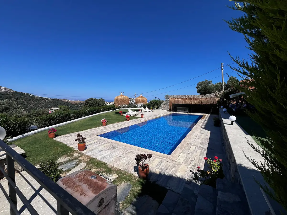 YALİKAVAK GERİS'TE TERAS 5 EVLERINDE HARIKA 2+1 DAIRE