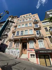 "BEYOĞLU'NUN KALBINDE, FIRUZAĞA MAHALLESINDE KIRALIK 2+1 DAIRE!