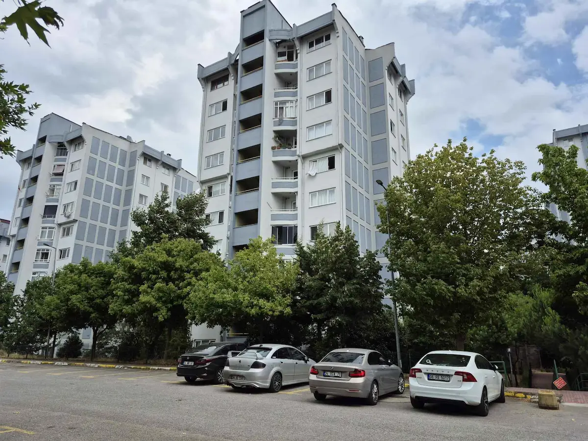ÜNIVERSITE VE HAVALIMANINA YAKIN 1+1 KIRALIK DAIRE