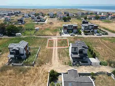 AYVALIK ALTINOVA’DA KÖŞE KONUMLU 235 M² IMARLI ARSA