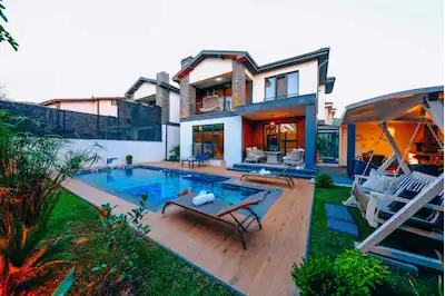 SAPANCA’DA 296 M2 ARSA İÇİNDE SATILIK MÜSTAKİL YÜZME HAVUZLU VİLLA….