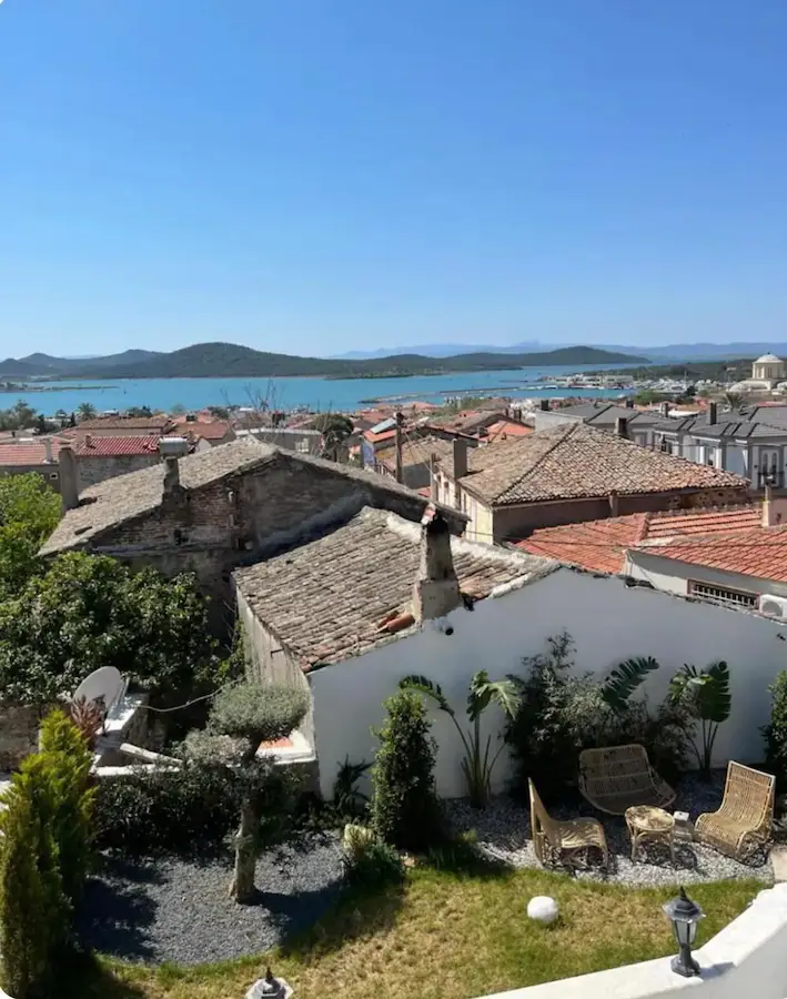 AYVALIK CUNDA MERKEZDE  EŞYALI KİRALIK 2+2  TARİHİ RUM EVİ