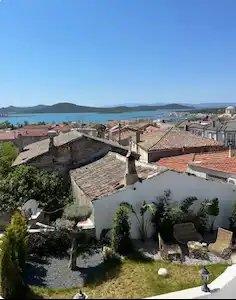 AYVALIK CUNDA MERKEZDE EŞYALI KİRALIK 2+2 TARİHİ RUM EVİ