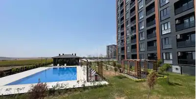 ÇORLU GLORİA REZİDANS'TA BALKONLU 1+1 BAHÇE KATI KİRALIK DAİRE