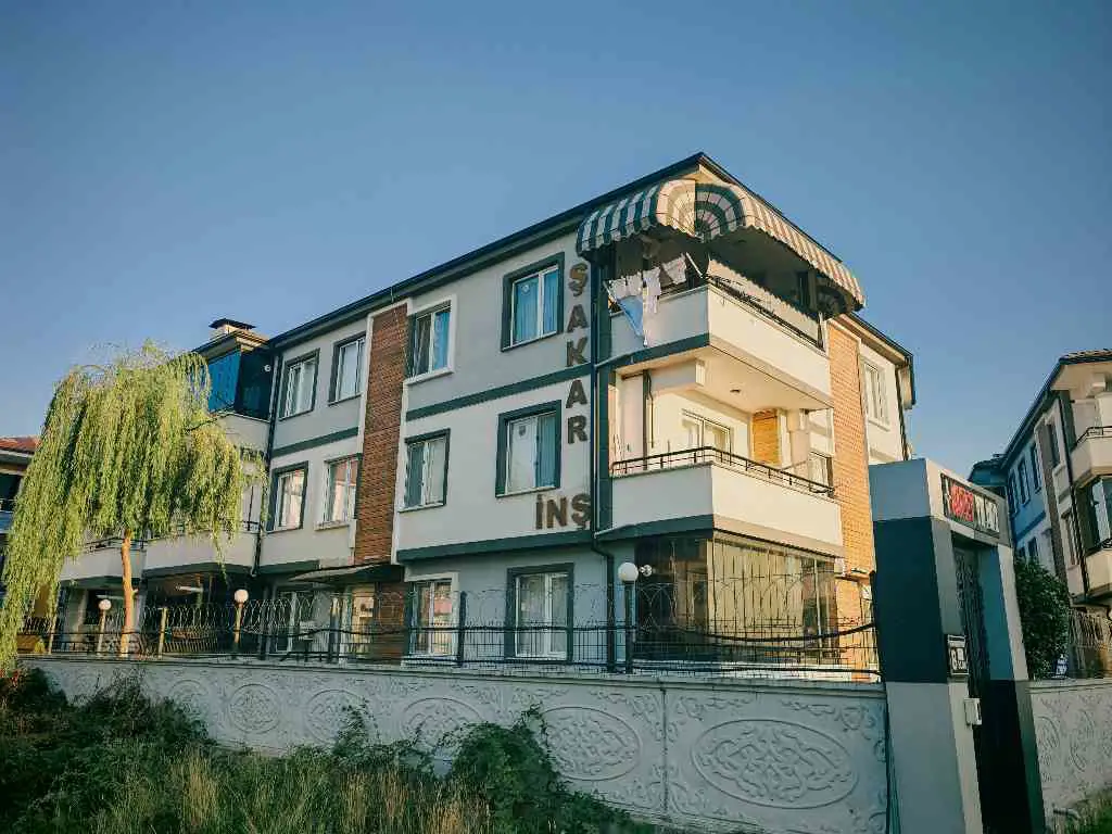 KARASU'DA HAVUZLU, CAM BALKONLU KOMBİ PETEKLİ OTURUMA HAZIR 1+1