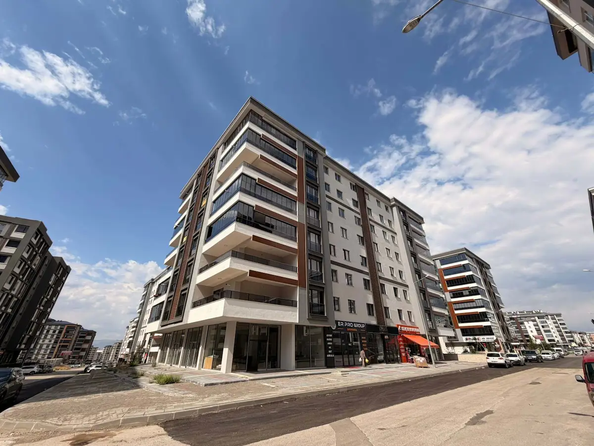 REMAX ARTIS'DEN KOMBINA'DA KIRALIK İŞ YERI