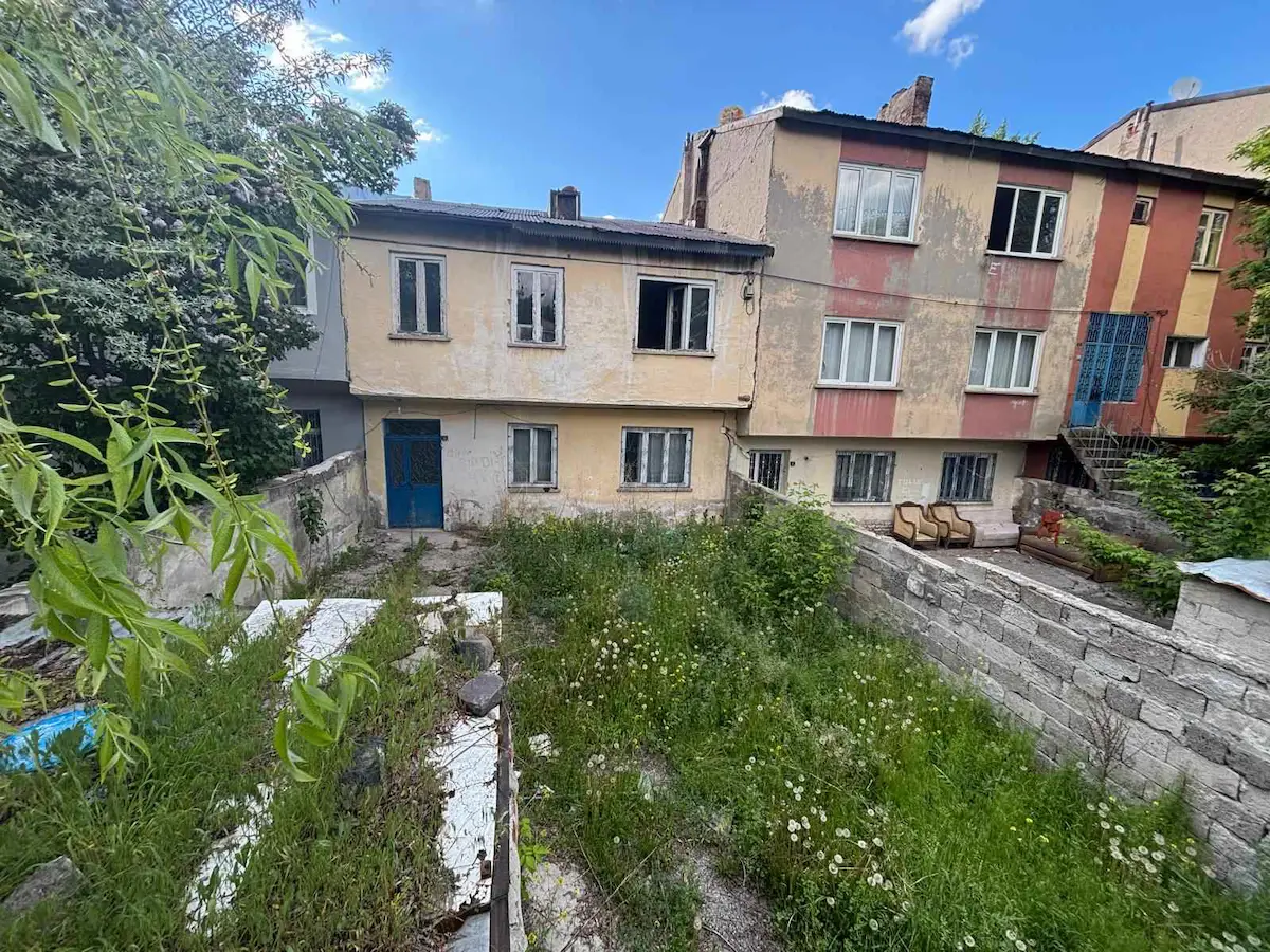 REMAX ARTIS'DEN KARAYOLLARI'NDA SATILIK YATIRIMLIK KARGIR BINA