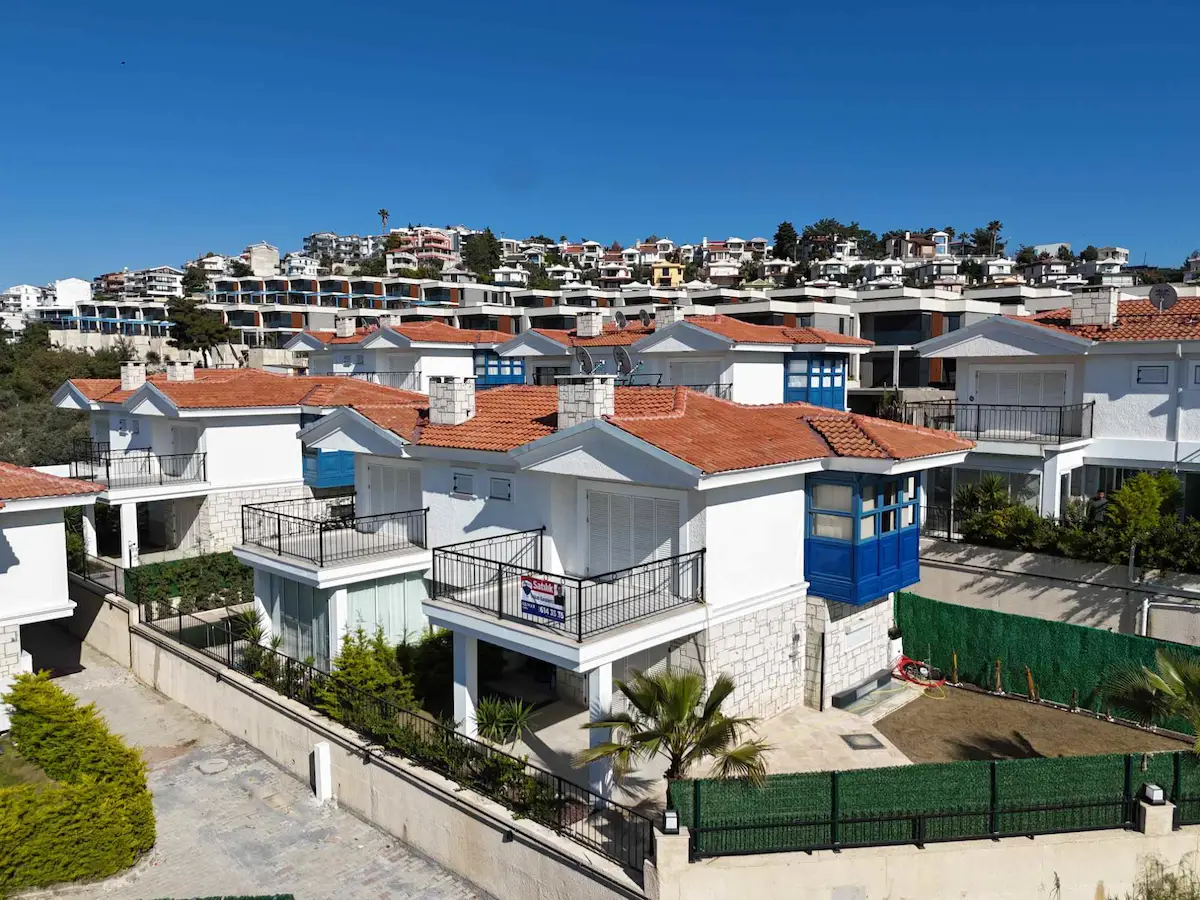 KUŞADASI SOĞUCAKTA 4+1 TRIPLEX EŞYALI VILLA