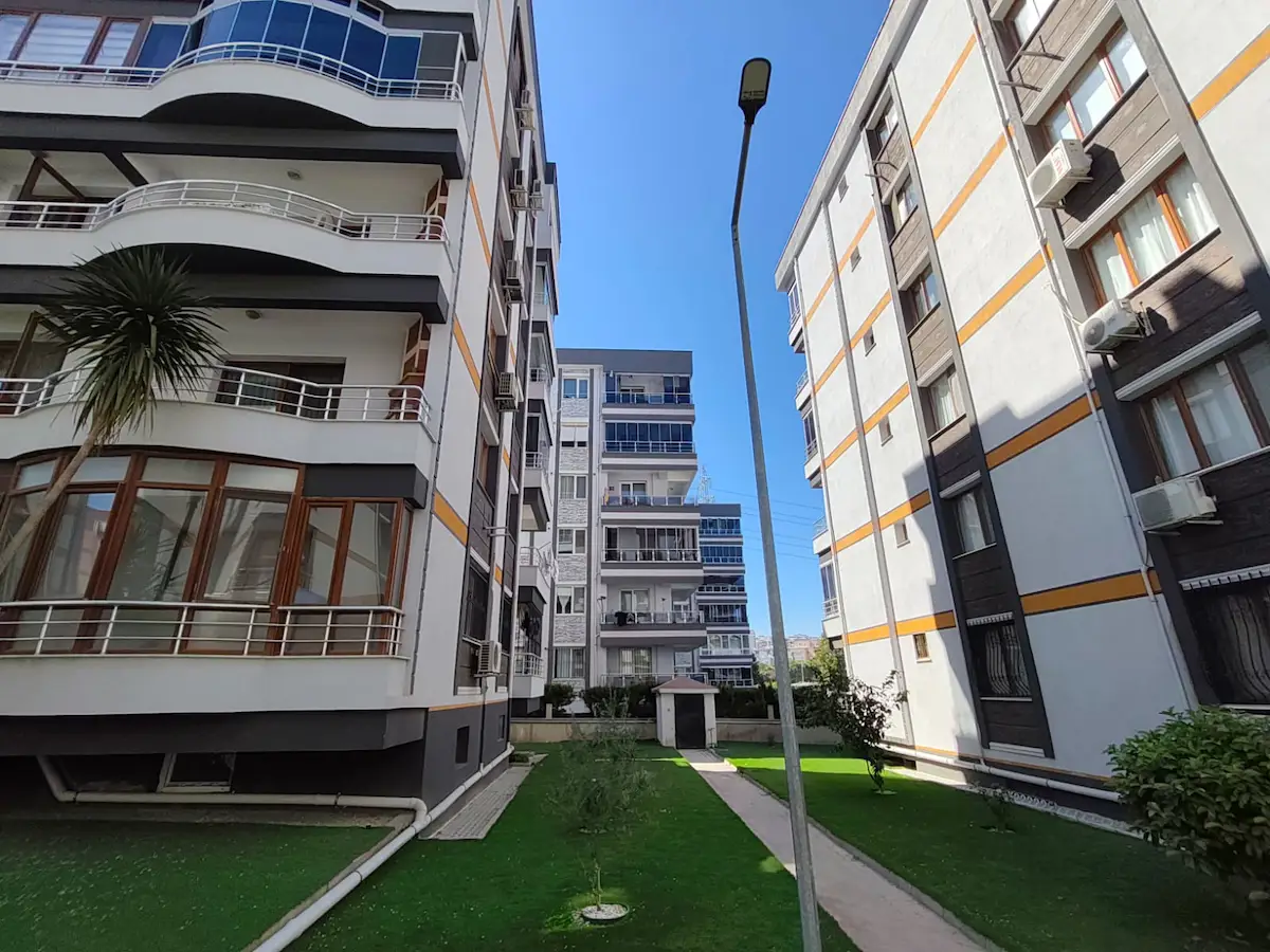 ALİAĞA SİTELER’DE MERKEZİ KONUMDA, SATILIK , YEŞİLLİKLER İÇİNDE 3+1 DAİRE