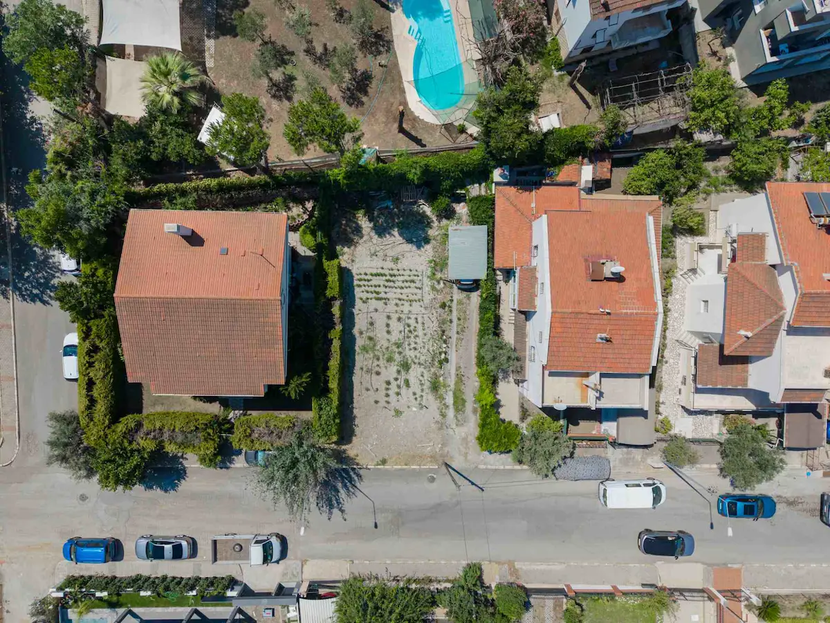 URLA YENIKENT'TE MERKEZI KONUMDA SATILIK VILLA İMARLI ARSA