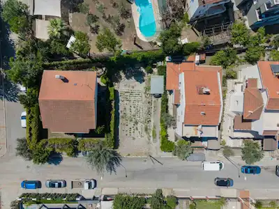 URLA YENIKENT'TE MERKEZI KONUMDA SATILIK VILLA İMARLI ARSA